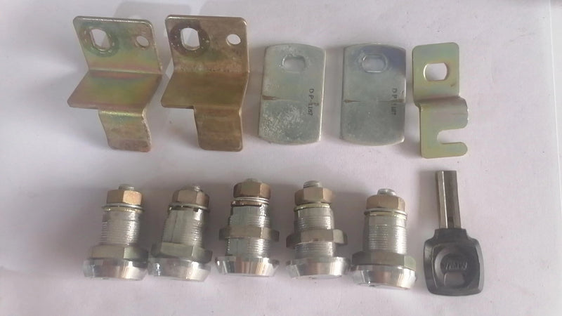 A set ( 5x same number SG 5253 locks, 1 keys with 5 tong) use to  sega astro/new astro/versus city .